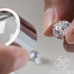 推销员在珠宝店卖结婚戒指高清摄影大图-千库网