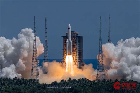 航天火箭图片-航天火箭由地球向太空发射素材-高清图片-摄影照片-寻图免费打包下载
