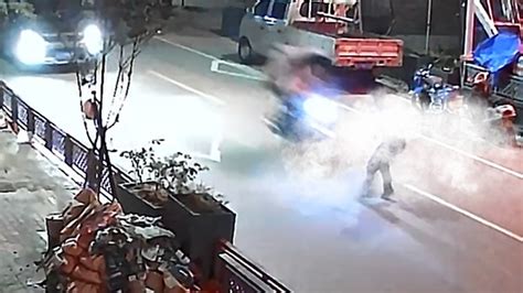 男子骑摩托车强行冲卡，交警试图拦截被撞飞_凤凰网视频_凤凰网