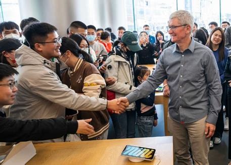 尴尬！苹果CEO库克现身中国，粉丝用华为合照……__财经头条
