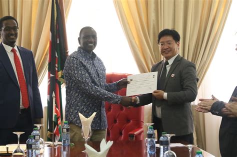 鲁托副总统会见肯尼亚中华总商会代表并颁发NGO证书 - 中国日报网
