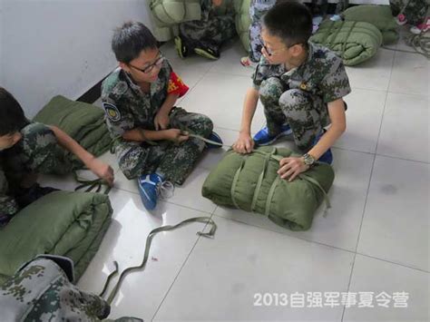 军事内务训练学打背包-成都自强青少年军事夏令营「图片」