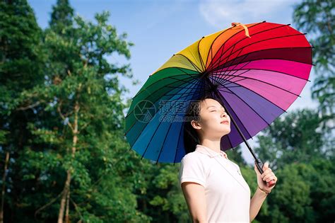 女孩打彩虹伞高清图片下载-正版图片501358914-摄图网