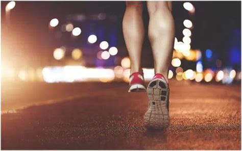 晨跑好还是夜跑好（晨跑和夜跑对身体的效果和注意事项）-流思百科