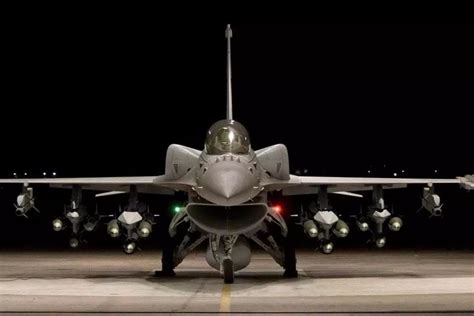 惊险刺激！美军F16战机超低空高速擦地飞行_新浪图片