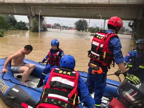 救出9个月大婴儿时，洪水一度淹到蓝天救援队队员脖子_新闻频道_中国青年网