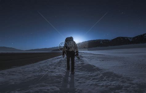 旅游唯美沙漠上徒步的人背景图片免费下载 - 觅知网