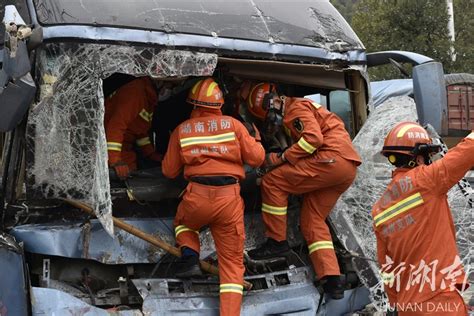 107国道一客车追尾司机被困 北湖消防破拆救援 - 郴州 - 新湖南