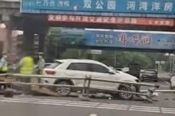 于4月27日下午在龙门地段发生撞隔离栏的事故_凤凰网视频_凤凰网