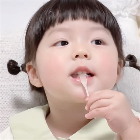 甜美女生头像手绘丸子妹