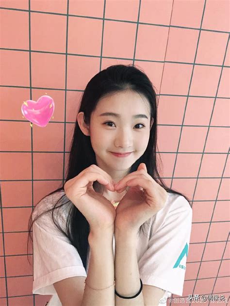 张艺凡甜美女生头像