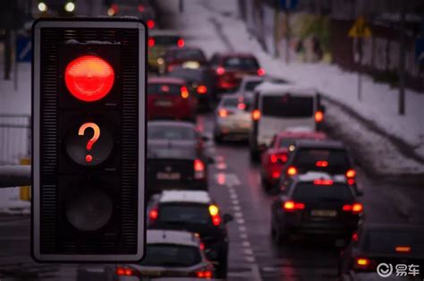 在堵车的交通路口绿灯亮时车辆应怎样做-有驾