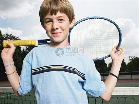 拿着网球拍的男孩高清图片下载-正版图片501462072-摄图网