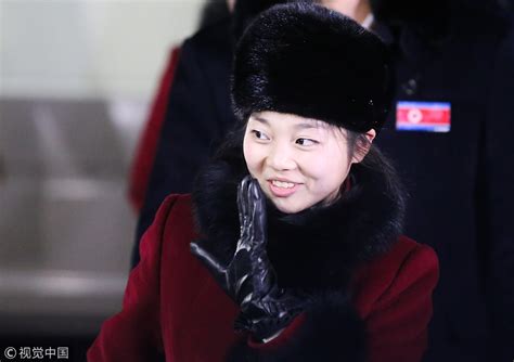 朝鲜代表团抵达平昌冬奥会奥运村 女队员热情挥手 - 封面新闻