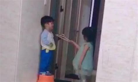 余杭6岁女孩报警：“哥哥和奶奶一起打我…你们快来！”