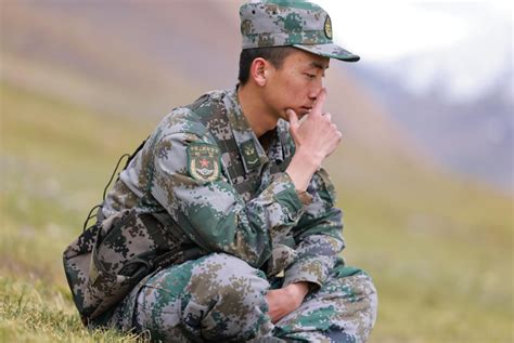 西藏阿里军分区扎西岗边防连退伍战士挥泪别边防