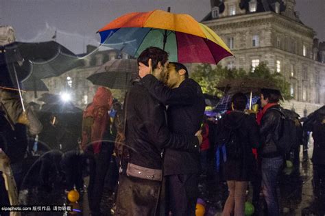 同性恋活动场面“升级” 数百对示威者雨中亲吻缔造浪漫_国际新闻_环球网