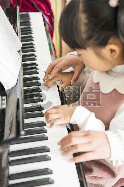 漂亮的小女孩弹钢琴高清摄影大图-千库网