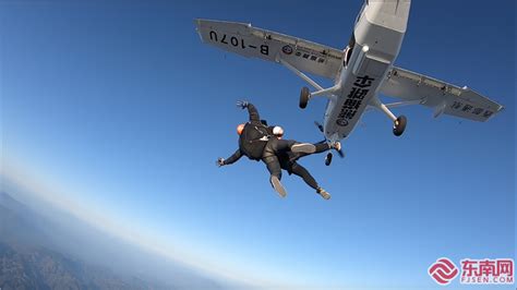 101岁老人跳伞：从四千多米高空一跃而下 年龄从来不是事儿