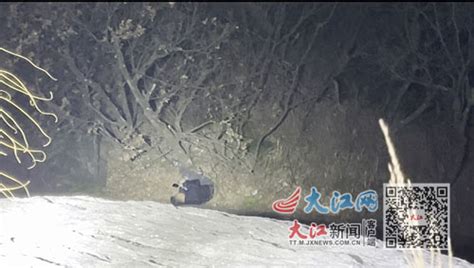 惊心！一名男子坠落20米深悬崖（图）-中国江西网-大江网（中国江西网）