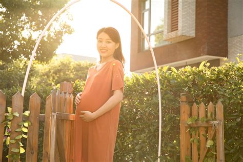 高龄孕妇怀孕初期应注意哪些问题-菠萝孕育