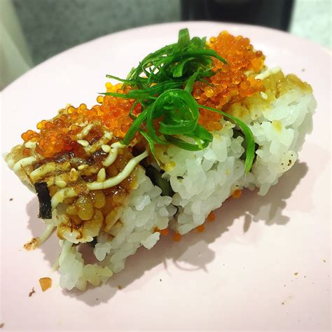 鱼籽寿司图片-黑色背景中的好吃的鱼籽寿司素材-高清图片-摄影照片-寻图免费打包下载