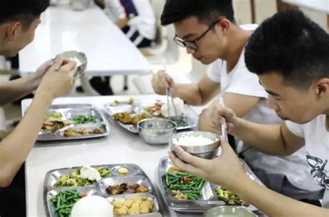 实拍北京西城区外国语学校，新生开学第一餐流行语变成“少盛一点”