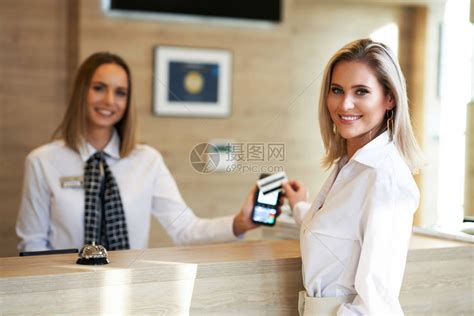 旅馆前台接待员和女商人照片高清图片下载-正版图片503043630-摄图网