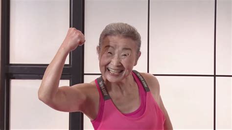 90岁日本老奶奶成年纪最大健身教练，这身体素质简直令年轻人汗颜呀！|健身|日本_新浪新闻
