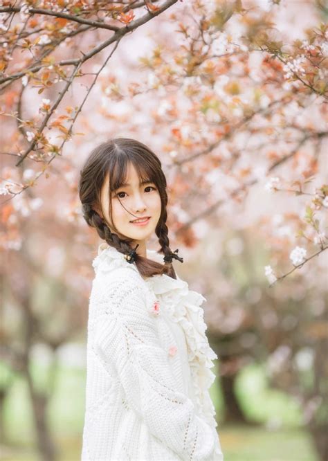女生甜美头像大树下美女