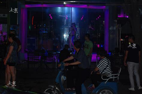 北京三里屯酒吧街腾退改造前最后一夜，众多市民前往打卡留念