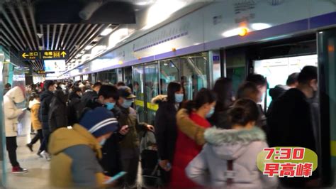 青岛地铁早班车司机：每个早班手指口呼万余次 用心做好本职工作