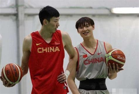 王哲林周琦合砍“27＋17”，中国男篮再胜喀麦隆__凤凰网