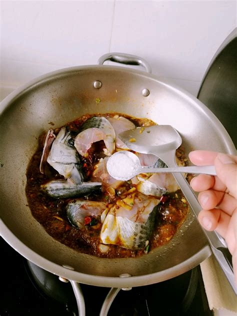 【蒜苔炖鲅鱼的做法步骤图，蒜苔炖鲅鱼怎么做好吃】堂妈小厨_下厨房