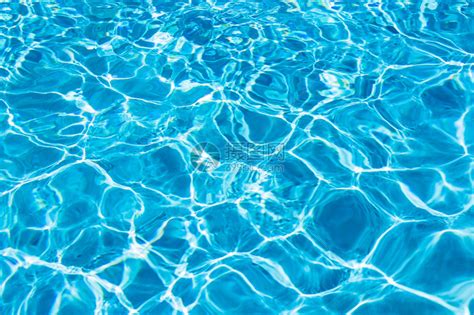 游泳池里清澈的蓝色水高清图片下载-正版图片502880111-摄图网