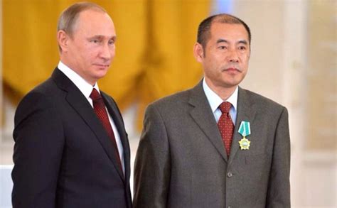俄罗斯总统普京为我校校友刘文飞颁发友谊勋章-外国语学院