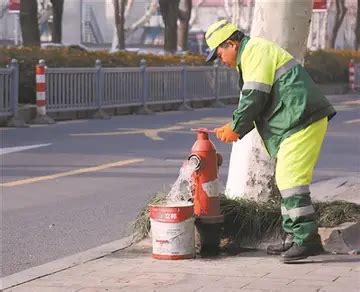 苏州：敬佩清洁工 老外来扫地-人民图片网