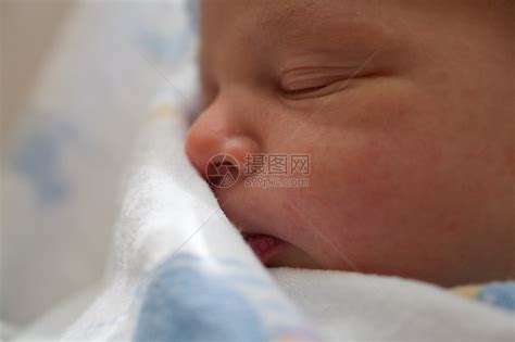 新生男婴的脸高清图片下载-正版图片501486330-摄图网