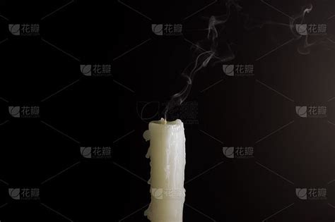 蜡烛熄灭的蜡烛冒烟视频素材,延时摄影视频素材下载,高清1920X1080视频素材下载,凌晨两点视频素材网,编号:371179