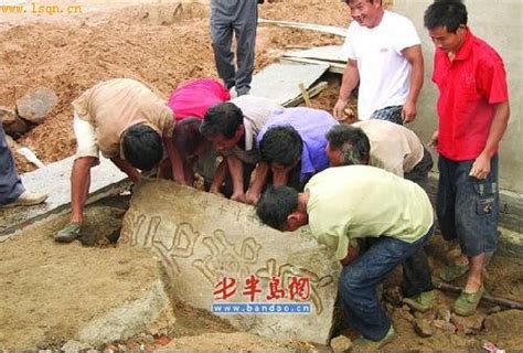青岛挖出雕龙碑 专家鉴定此碑为贞节碑(图)_历史千年