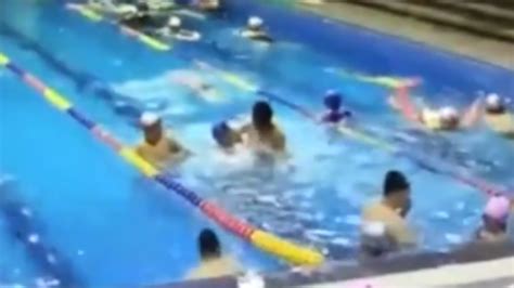疑因妻子游泳时被撞 男子在泳池中按小孩头一顿痛打_凤凰网视频_凤凰网