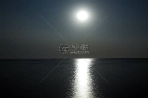 月亮与月光在水面的月亮上方美丽高清图片下载-正版图片505873014-摄图网