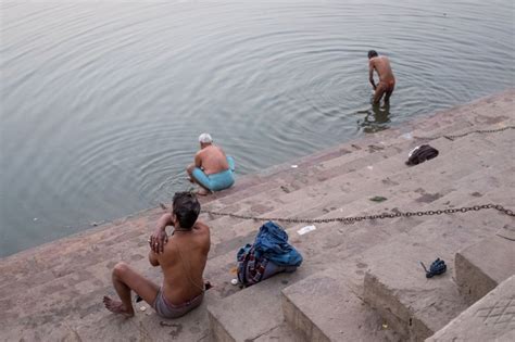 实拍那些在恒河中沐浴的印度人：大多都是男人，直接在岸边换衣服|恒河|衣服|印度_新浪新闻