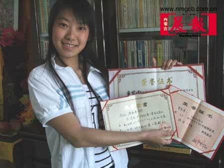 组图：18岁高三女生写出42万字电视剧本_新闻中心_新浪网