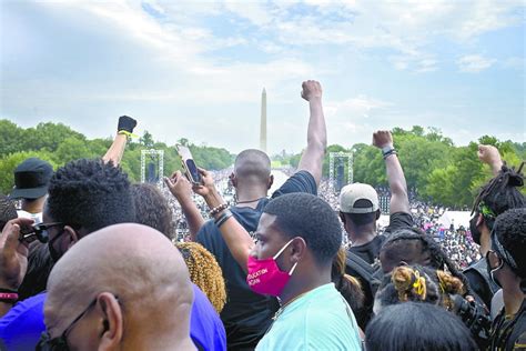 非裔男子抗议过程中向警察送水，表示希望和平_关键帧_澎湃新闻-The Paper