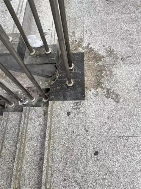广西柳州改造旧房 拆楼梯断水电泼粪逼住户(图)-搜狐新闻