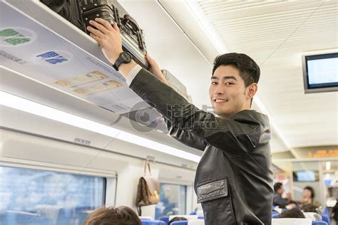 男性在高铁上放行李摄影图6240*4160图片素材免费下载-编号910599-潮点视频