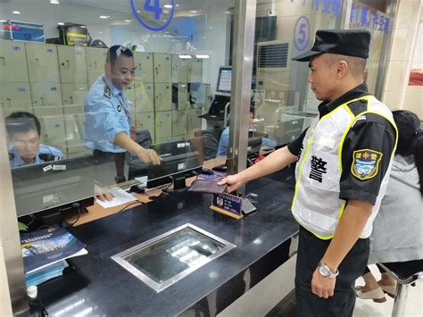 金桥辅警捡到钱包上交值班民警-公司新闻-上海宗保保安服务有限公司---城市保安综合服务提供商