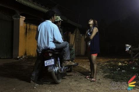 柬埔寨乡村歌厅中“卡拉ok女孩”_旅游摄影-蜂鸟网