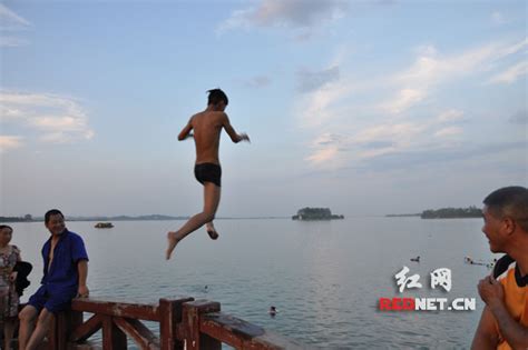 都知道紫霞湖“野泳”有多危险，竟还有带着孩子来的……